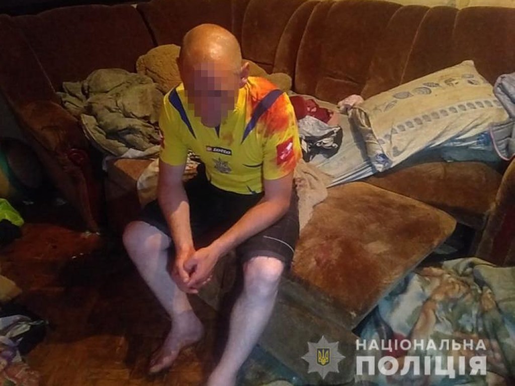 Пьяный мужчина избил своего крестника в Киеве, а полиции сказал, что тот выпал из окна (ФОТО)