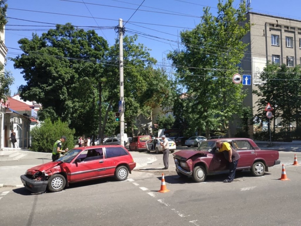 В центре Николаева не поделили дорогу Honda и «Жигули» (ФОТО)