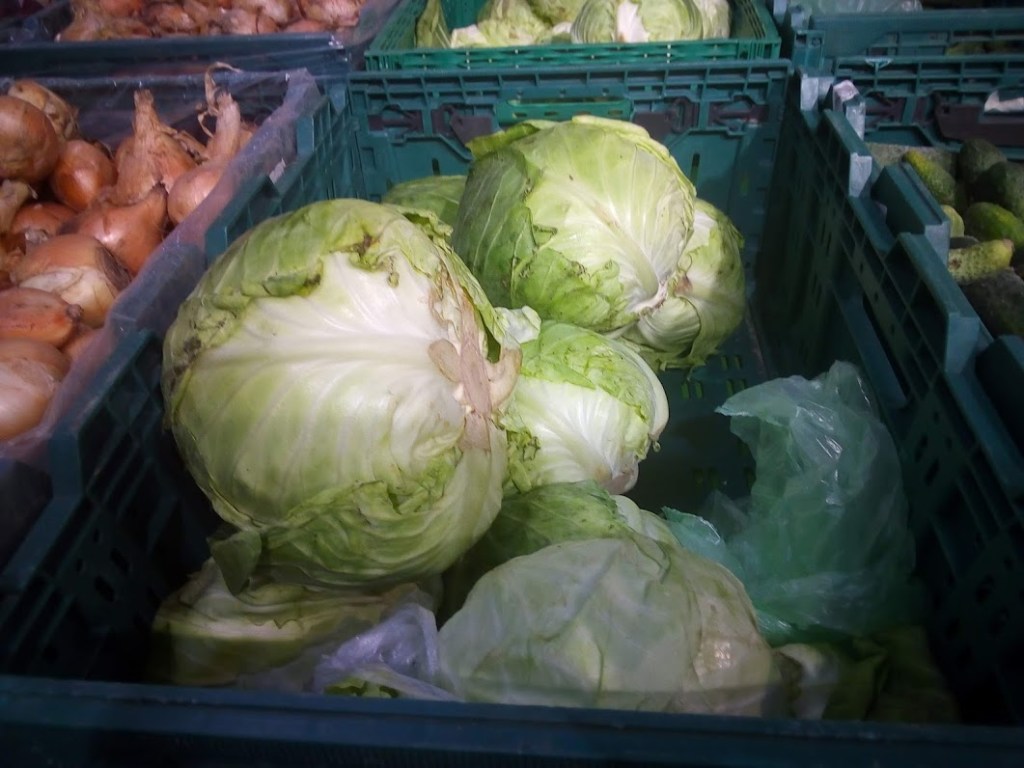 В столичных супермаркетах упала цена на свеклу, молодую капусту и лимоны (ФОТО)