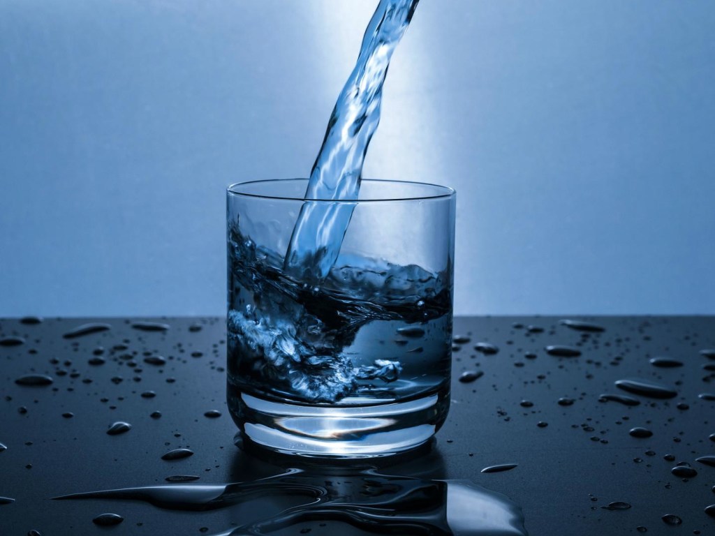 Медики назвали пользу и вред воды