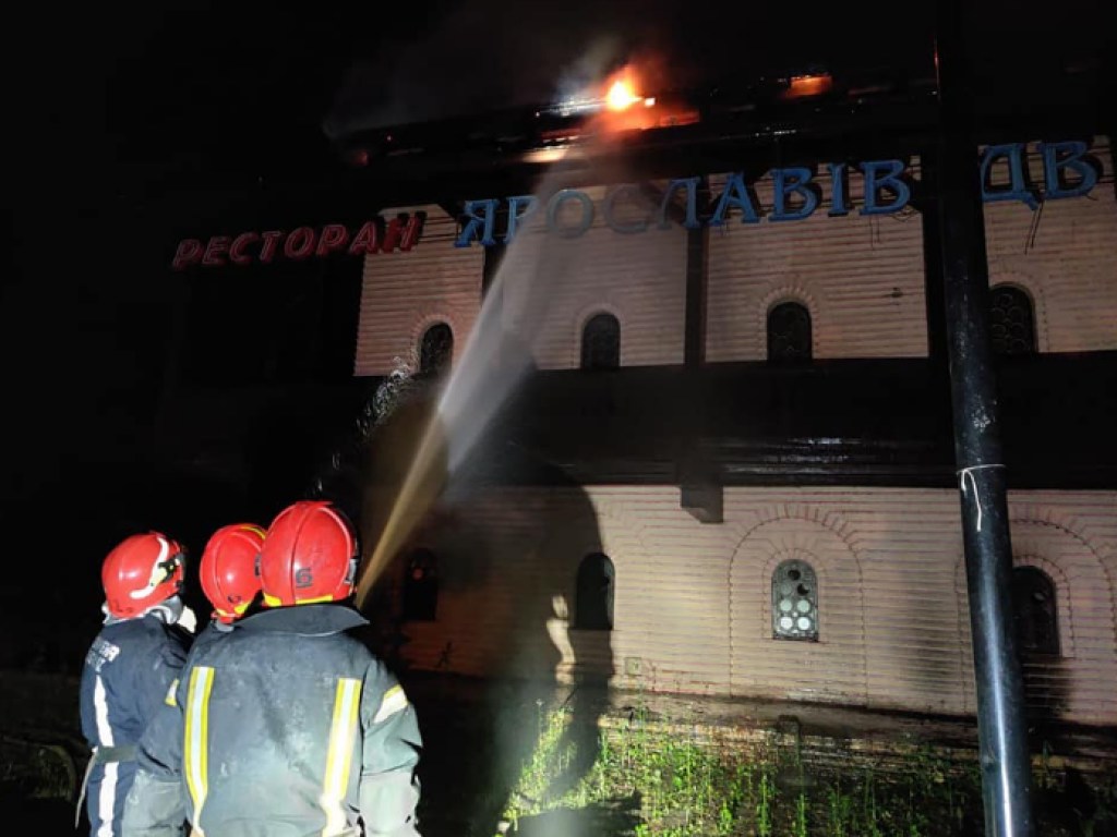 В Киеве произошел мощный пожар в ресторане: тушили более двух часов (ФОТО, ВИДЕО)