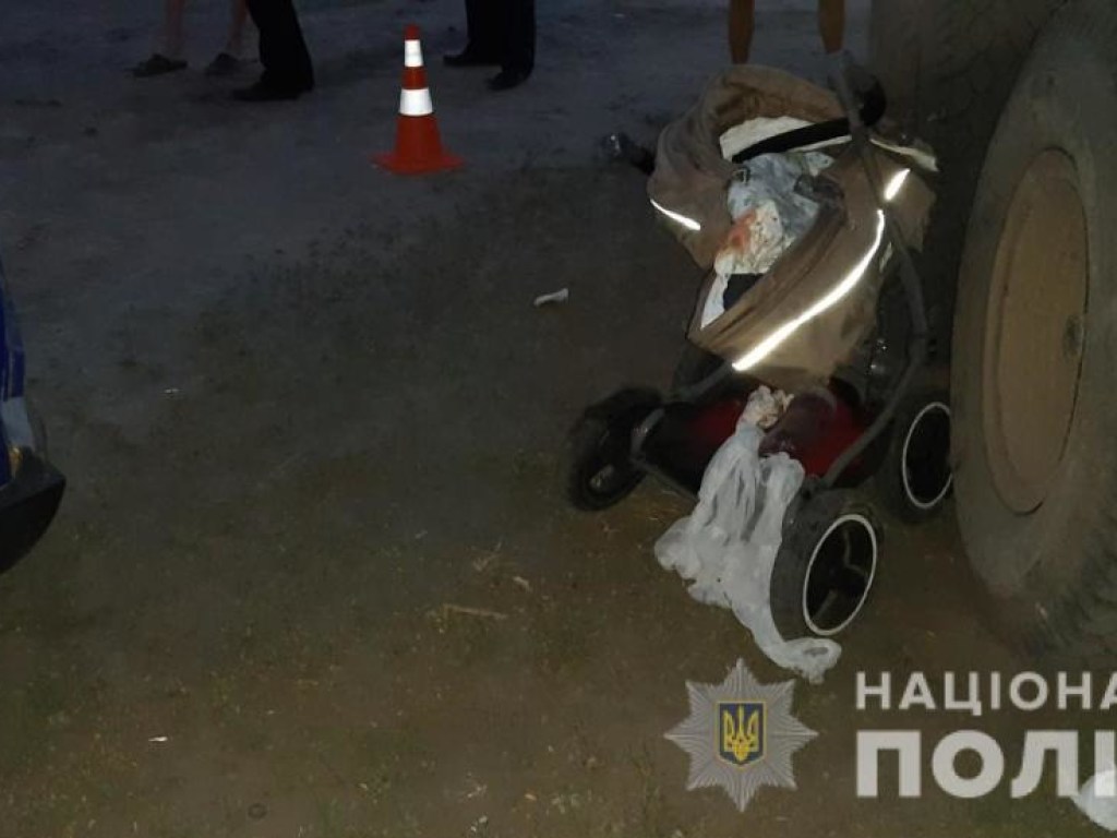 В Харькове легковушка наехала на коляску с малышом: ребенок погиб (ФОТО)