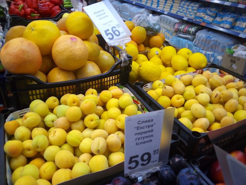 В Киеве все еще держится высокая цена на черешню, но подешевели сливы и абрикосы (ФОТО)