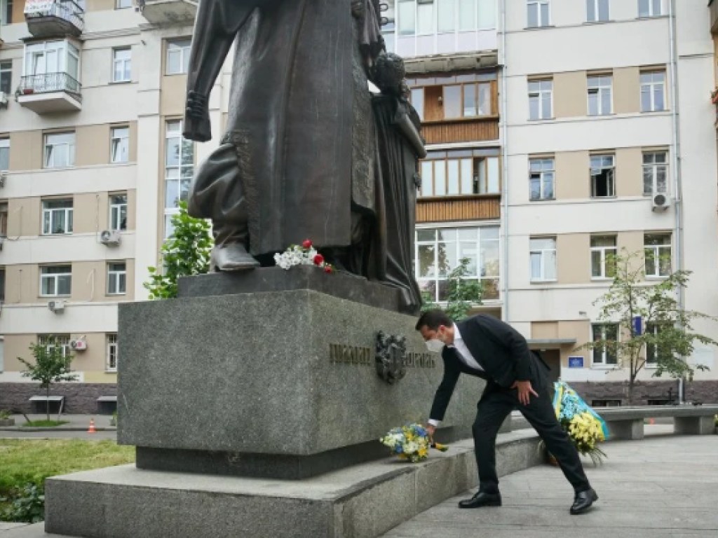 Зеленский возложил цветы к памятнику создателя первой Конституции Украины (ФОТО)