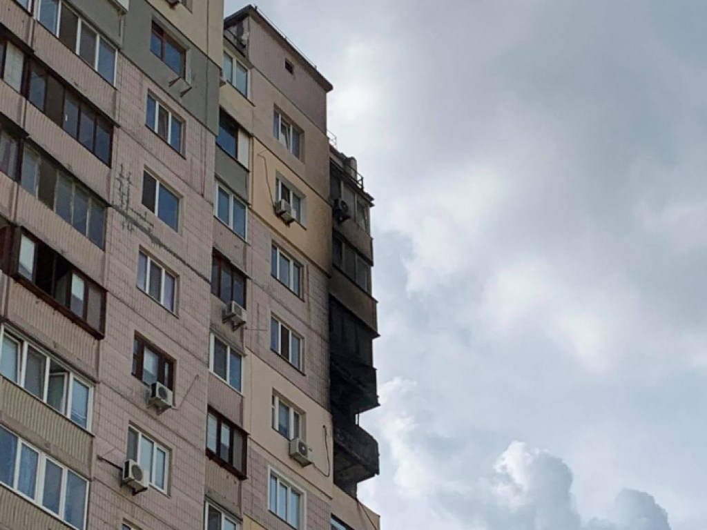 В Киеве на Позняках произошел пожар в многоэтажке (ФОТО, ВИДЕО)