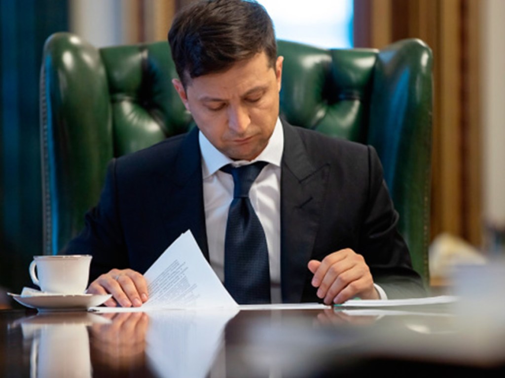 Зеленский подписал изменения в Бюджетный кодекс: В Украине появится кредитная программа для ремонта дорог