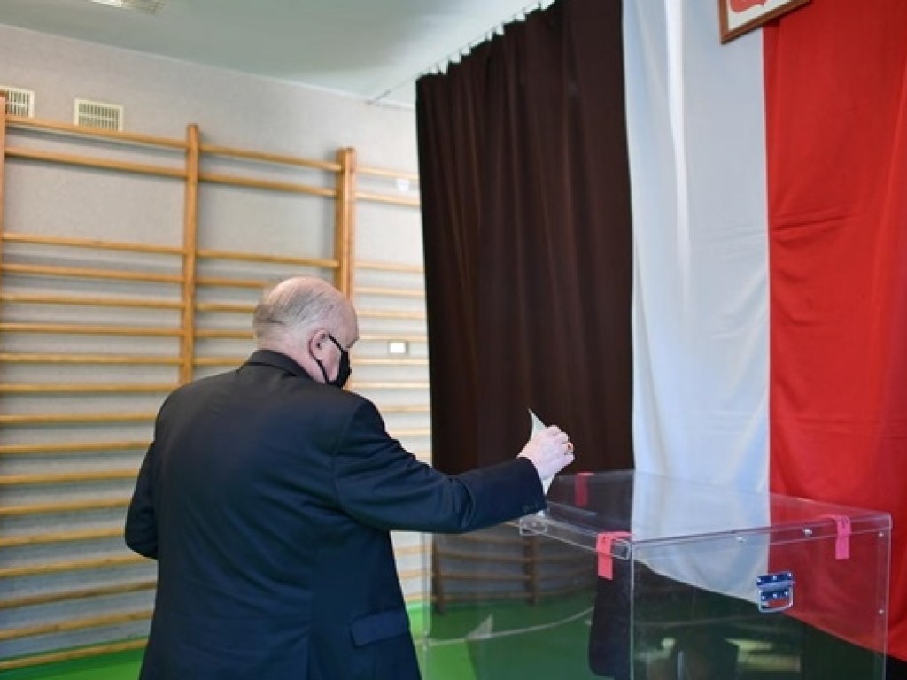 Президентские выборы в Польше: на избирательном участке умер человек