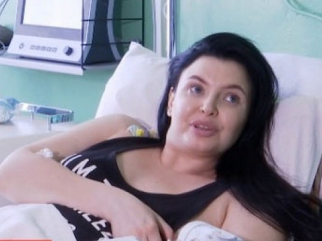 «Мать-героиня»: С детства прикованная к инвалидной коляске украинка родила третьего ребенка (ФОТО)