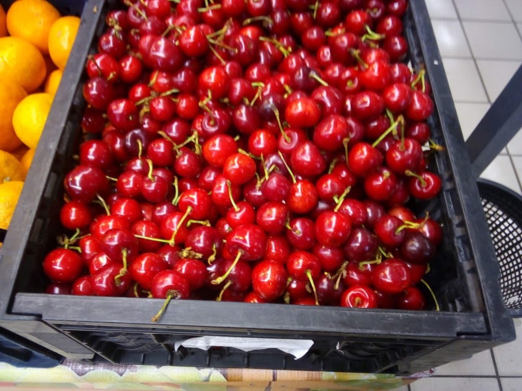 В Киеве на рынках малину продают за 100 гривен, а черешню в магазине  – за 53-54 гривны килограмм (ФОТО)
