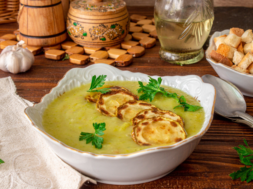 Рецепт дня: Вкусный суп-пюре из кабачков с гренками