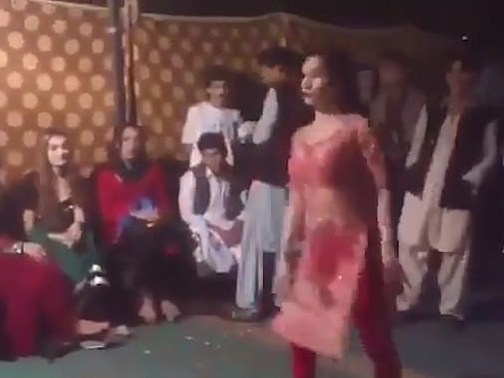 Житель Пакистана «снес» ногой «позорно» танцующую девушку (ВИДЕО)
