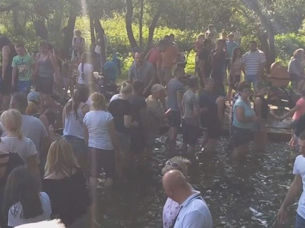Нарушили карантин: Во Львовской области люди устроили массовое купание (ВИДЕО)
