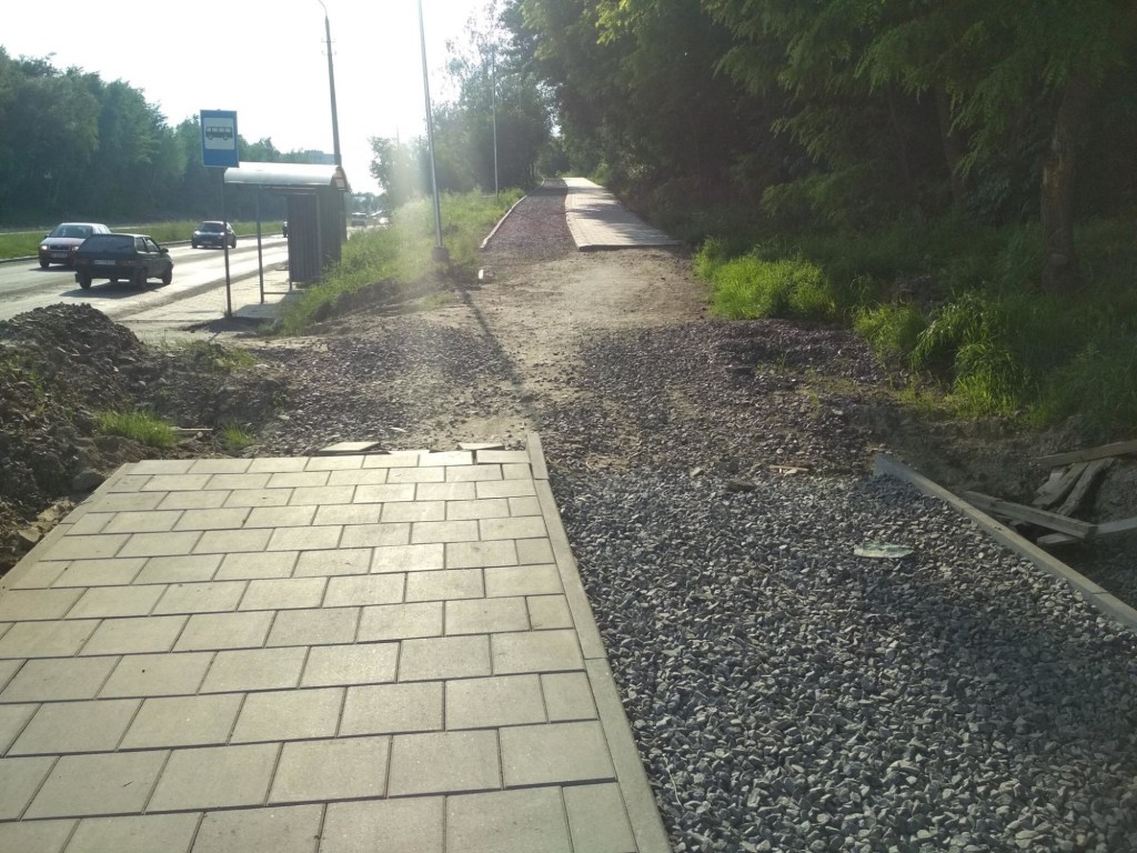 «Халатное отношение подрядчика»: жители Львова раскритиковали ремонт тротуара (ФОТО)
