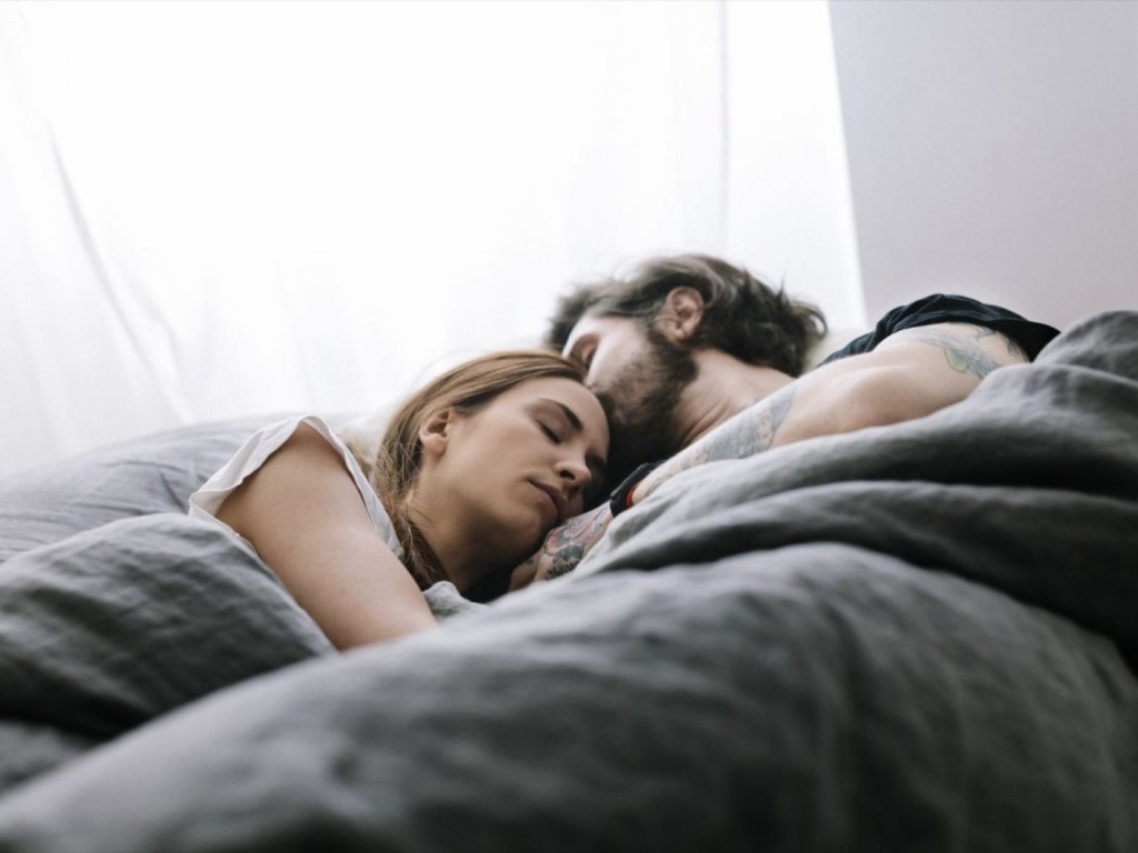 Совместное пребывание пар в постели делает сон крепче – ученые