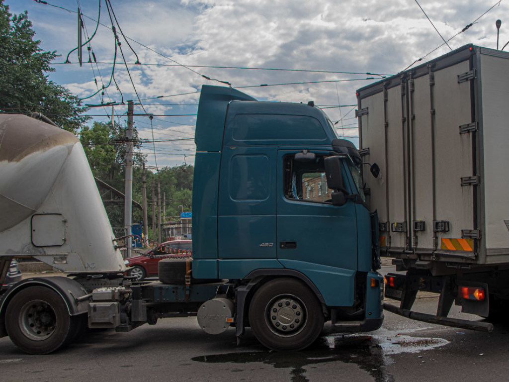 ДТП с грузовиками в Днепре: пешеход получил серьезные травмы (ФОТО, ВИДЕО)