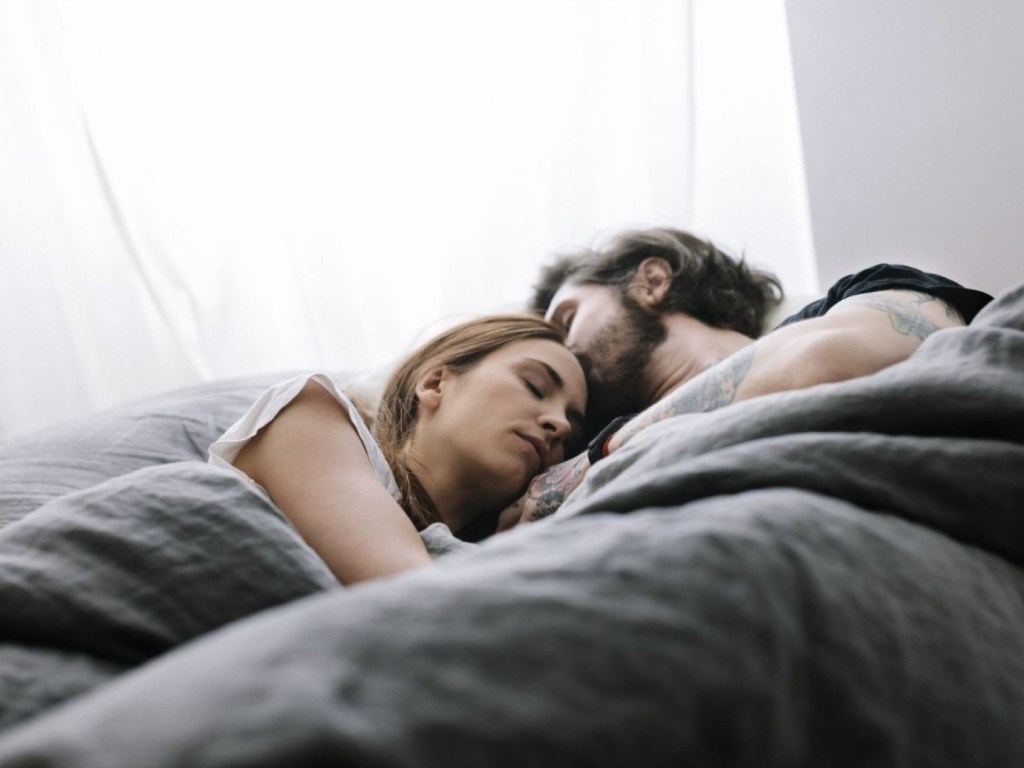Медики объяснили вред сна с вентилятором