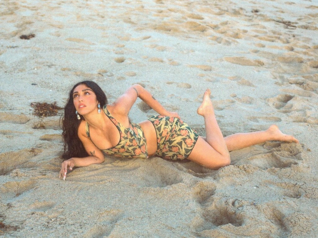 Горячие фото: 23-летняя дочь Мадонны позировала на пляже (ФОТО)