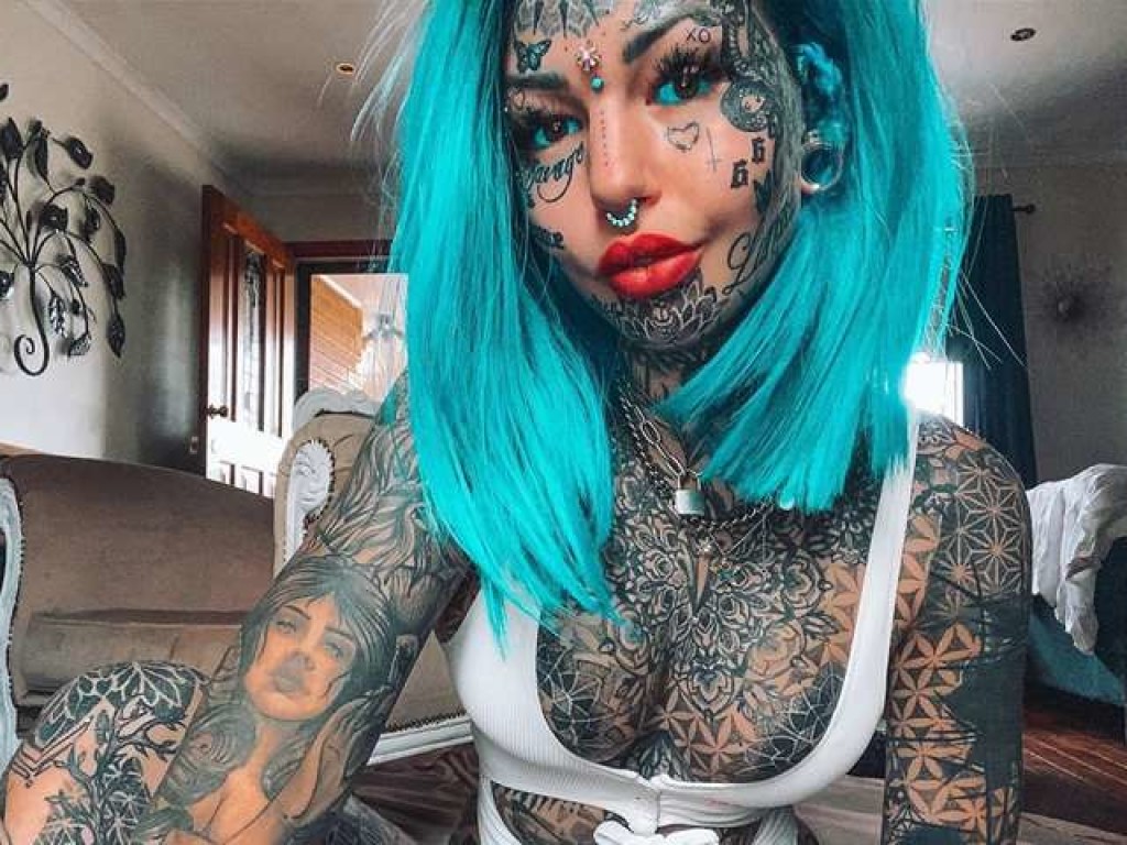 Девушка-блогер из Австралии показала, как изменилось ее тело после 100 тату и пластической операции (ФОТО)