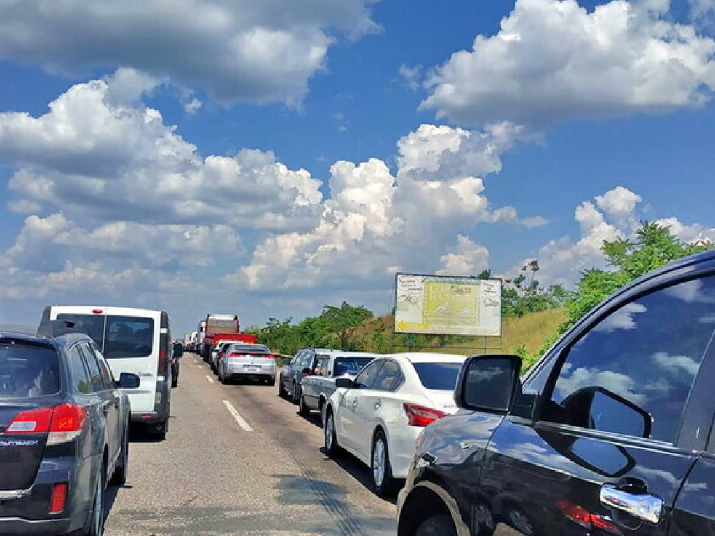 Отдыхающие массово едут домой: трасса Одесса-Киев стоит в километровых пробках (ФОТО)