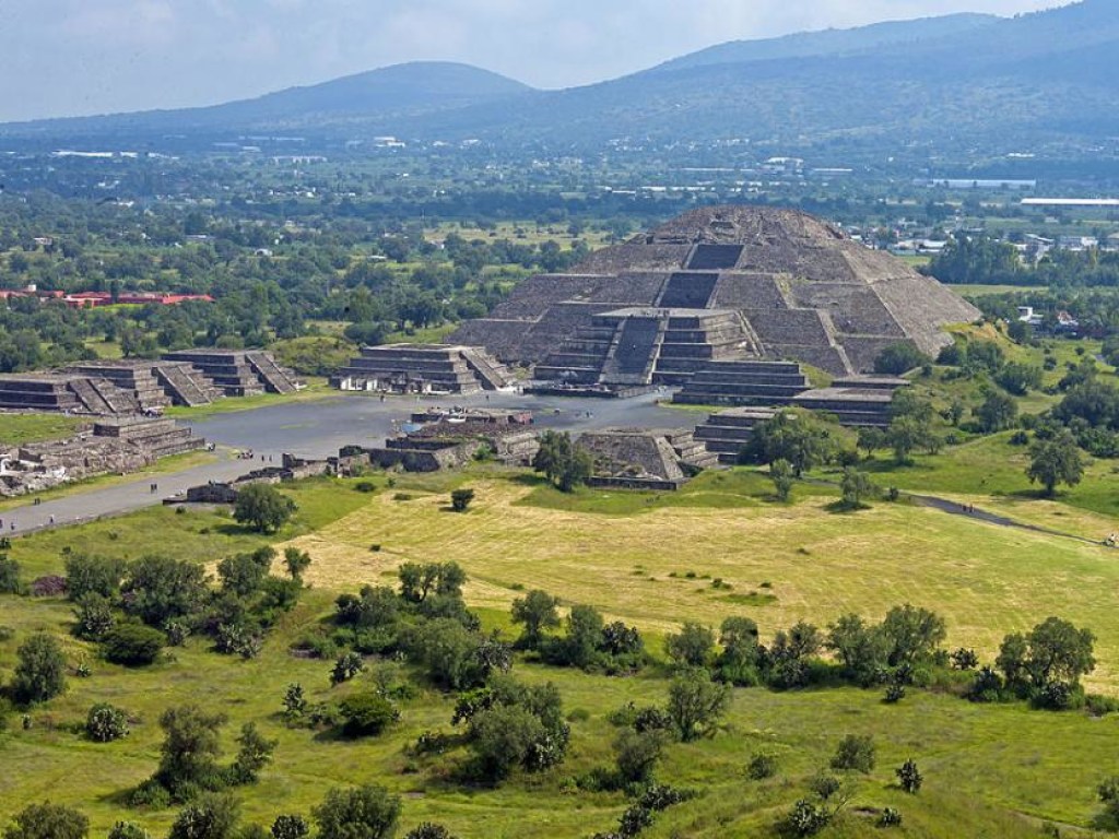 Под пирамидой в Мексике обнаружили гигантскую пещеру
