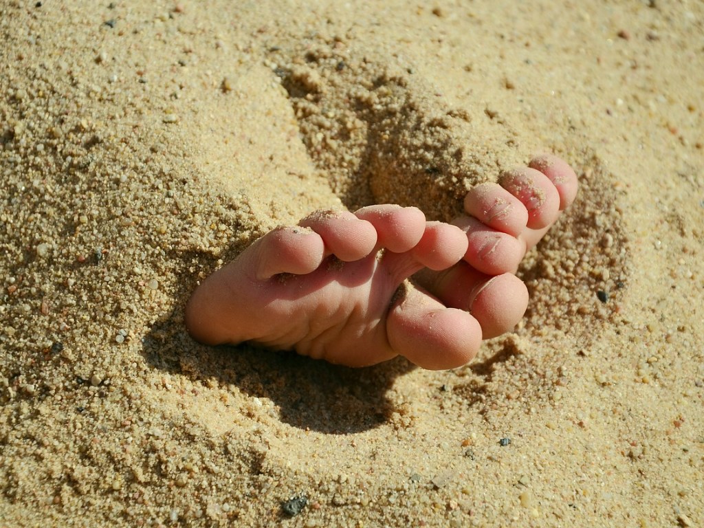 Дети закопали брата на пляже: 8-летний мальчик задохнулся