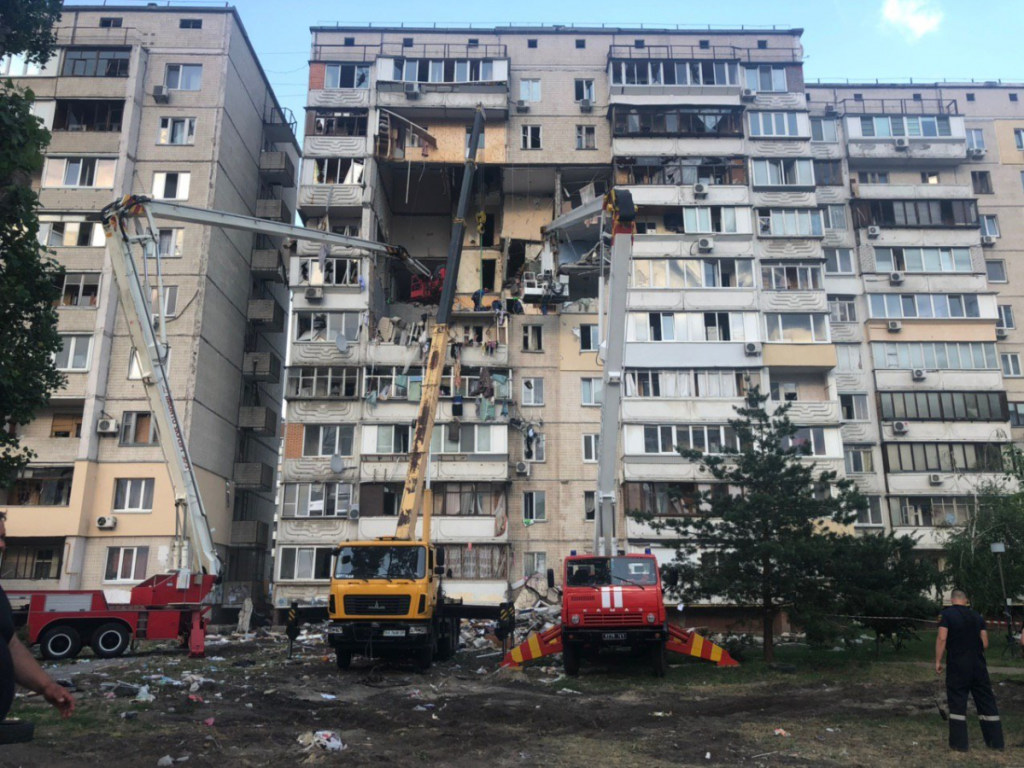Пострадавшие от взрыва жилого дома на Позняках в Киеве не могут попасть в квартиры, подаренные Зеленским 