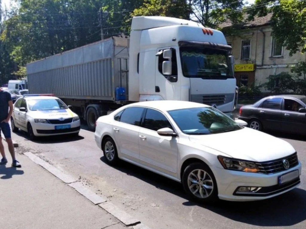 В Николаеве не поделили дорогу фура и «Volkswagen» (ФОТО)
