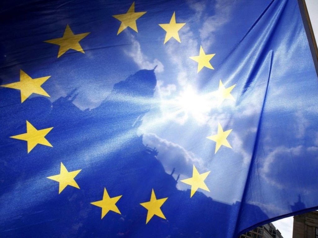 ЕС разрешил открыть границы для некоторых категорий украинцев: список