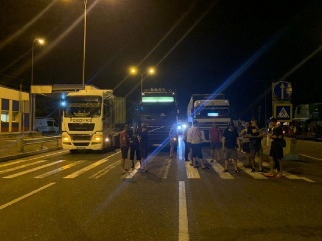 Под Одессой водители перегруженных фур перекрыли международную трассу (ФОТО)