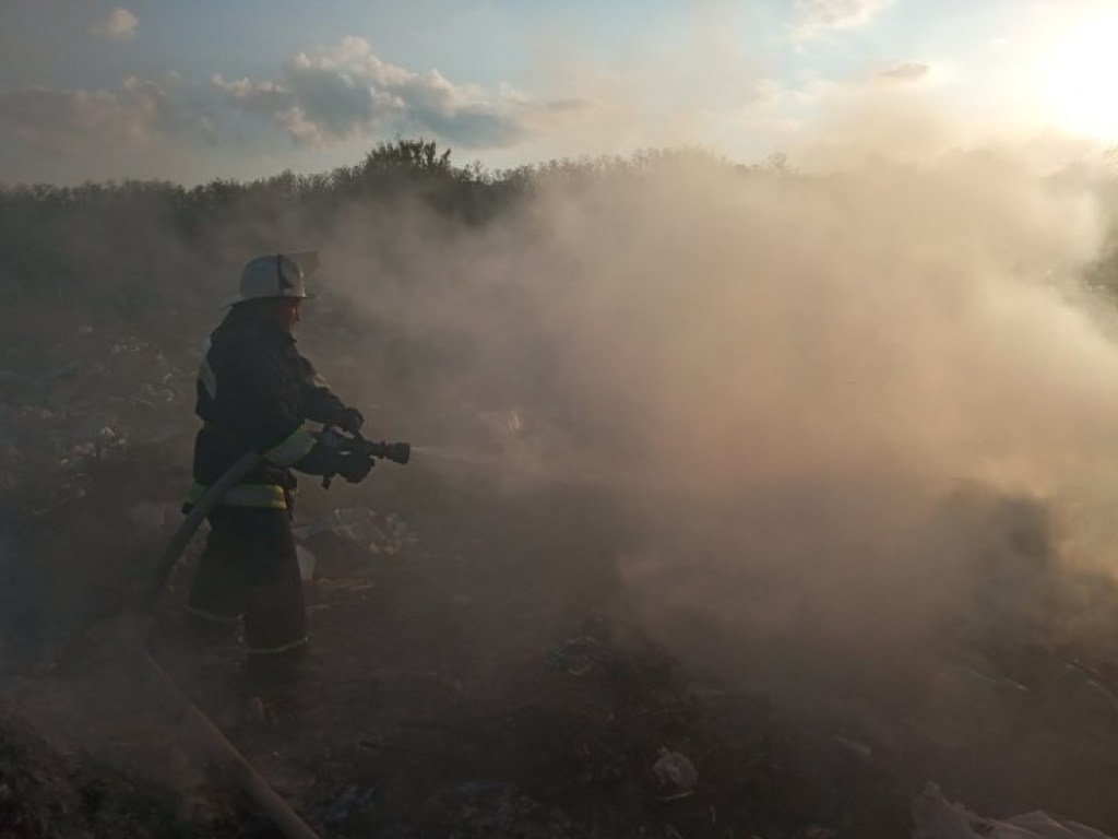 Под Киевом горела незаконная свалка (ФОТО)