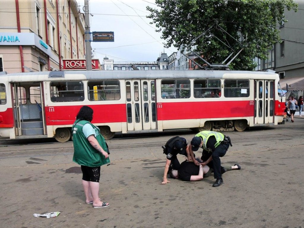 В Киеве патрульные задержали  мужчину за нарушение правил проезда в трамвае (ФОТО)