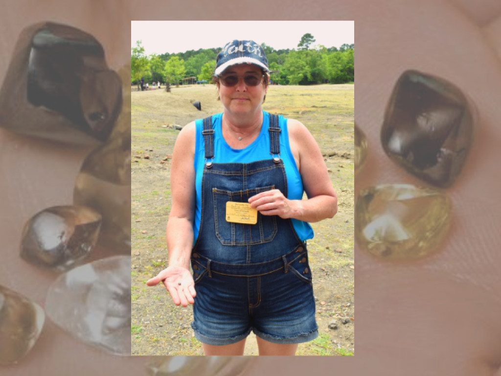 Женщина нашла алмаз на прогулке с внучками (ФОТО)