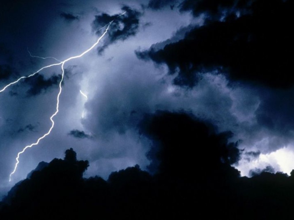 1 июля в восточных и южных областях Украины объявлено штормовое предупреждение