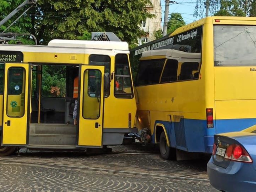 Во Львове столкнулись трамвай и автобус (ФОТО)