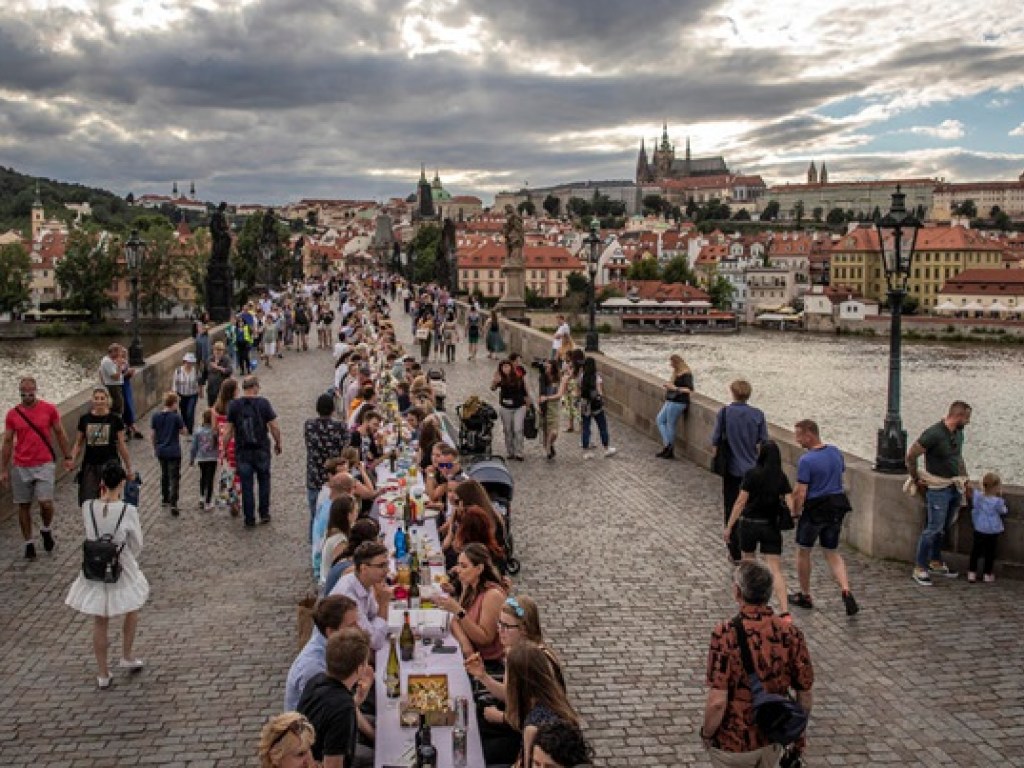 В Праге прошли гуляния без масок в честь прощания с коронавирусом (ФОТО)