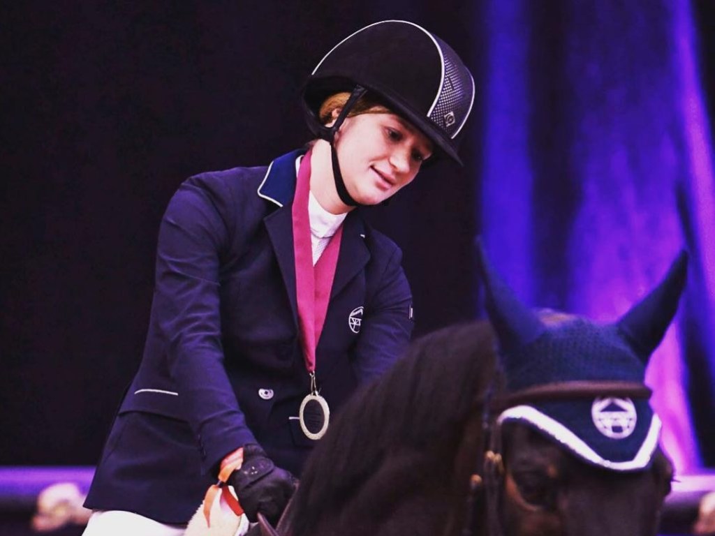 «Скромная улыбка»: Дочь-красавица Билла Гейтса позировала возле лошади (ФОТО)