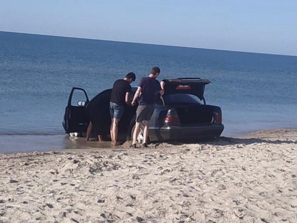 В Кирилловке Mercedes въехал в море: автомобиль застрял в воде (ФОТО)