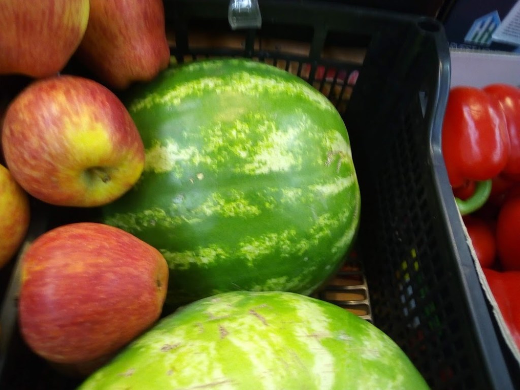 В столичных магазинах подешевели импортные арбузы, лимоны и апельсины (ФОТО)
