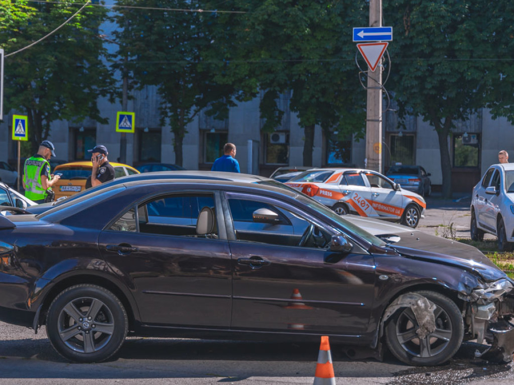 В Днепре на проспекте Mazda протаранила Renault (ФОТО, ВИДЕО)