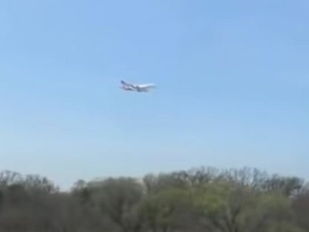 Пользователи Сети увидели в небе «зависший» самолет (ФОТО, ВИДЕО)