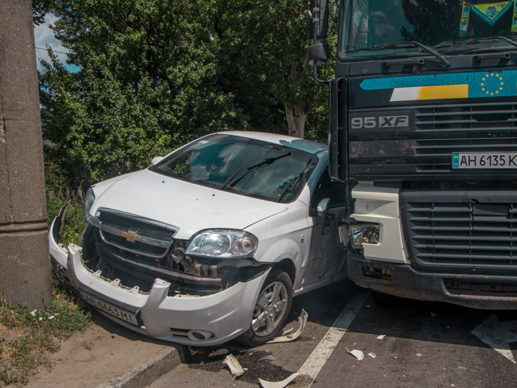 В Днепре грузовик DAF протаранил Chevrolet (ФОТО, ВИДЕО)