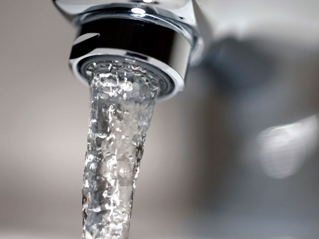 Медики предупредили об опасности употребления большого количества воды