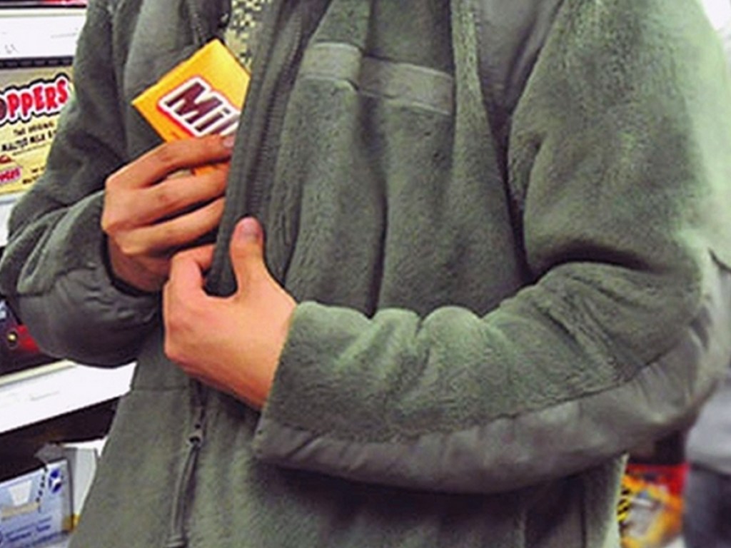 В Днепре мужчина украл из супермаркета шоколадки и гель для душа (ФОТО)