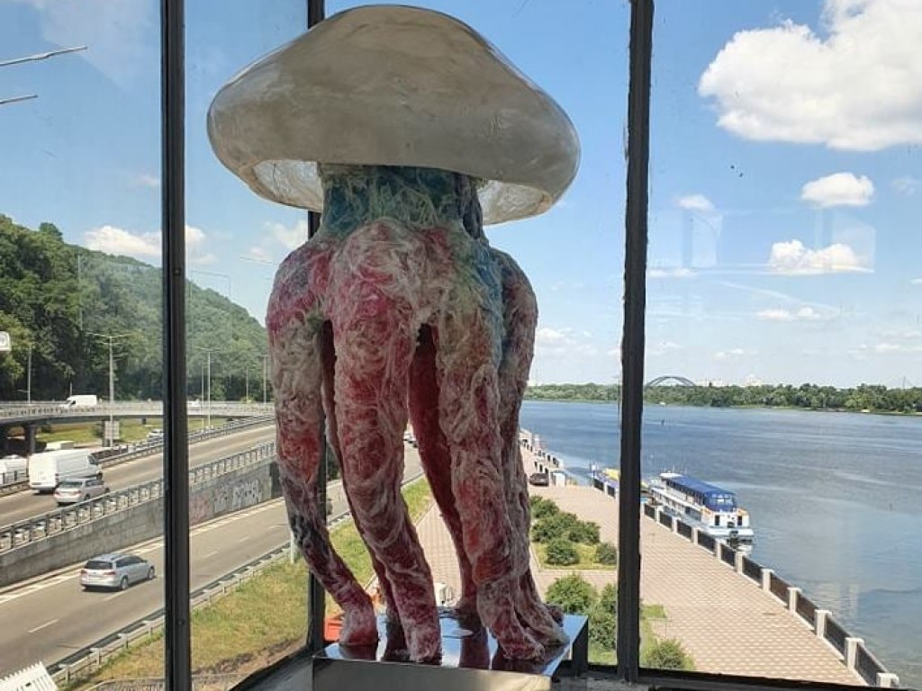 Не простояла и дня: в столичном метро разбилась статуя гигантской медузы (ФОТО)