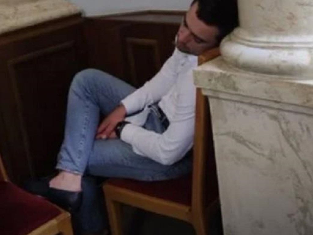 В разгар заседания ВР журналисты увидели спящего за колоннами депутата (ФОТО)