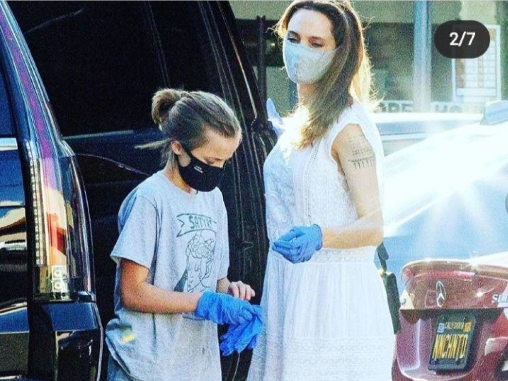 Анджелина Джоли показала «карантинный» стиль во время похода в магазин (ФОТО)
