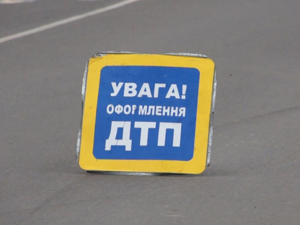 У парка «Феофания» в Киеве столкнулись сразу три авто (ВИДЕО)