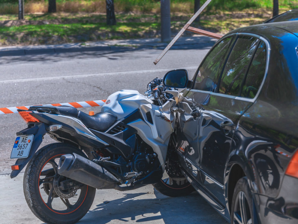 В Днепре мотоцикл врезался в автомобиль Skoda: пострадала девушка (ФОТО, ВИДЕО)
