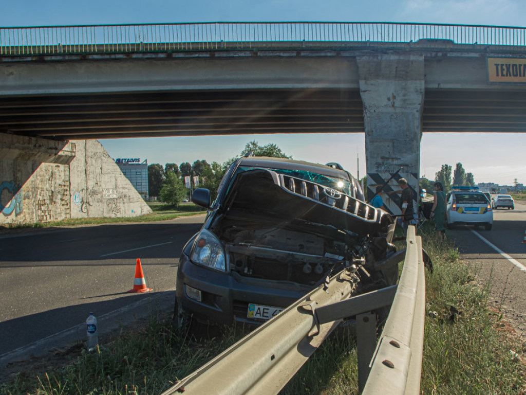 Внедорожник Toyota влетел в отбойник в Днепре (ФОТО)