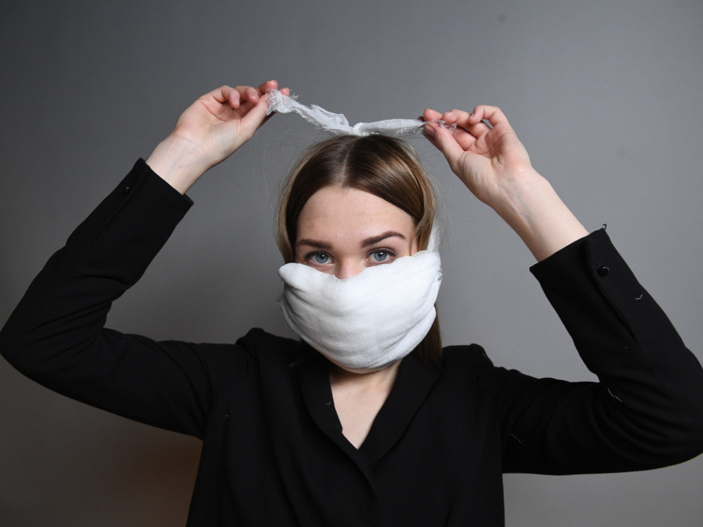 Врач: одноразовую медицинскую маску не стоит носить более 2 часов